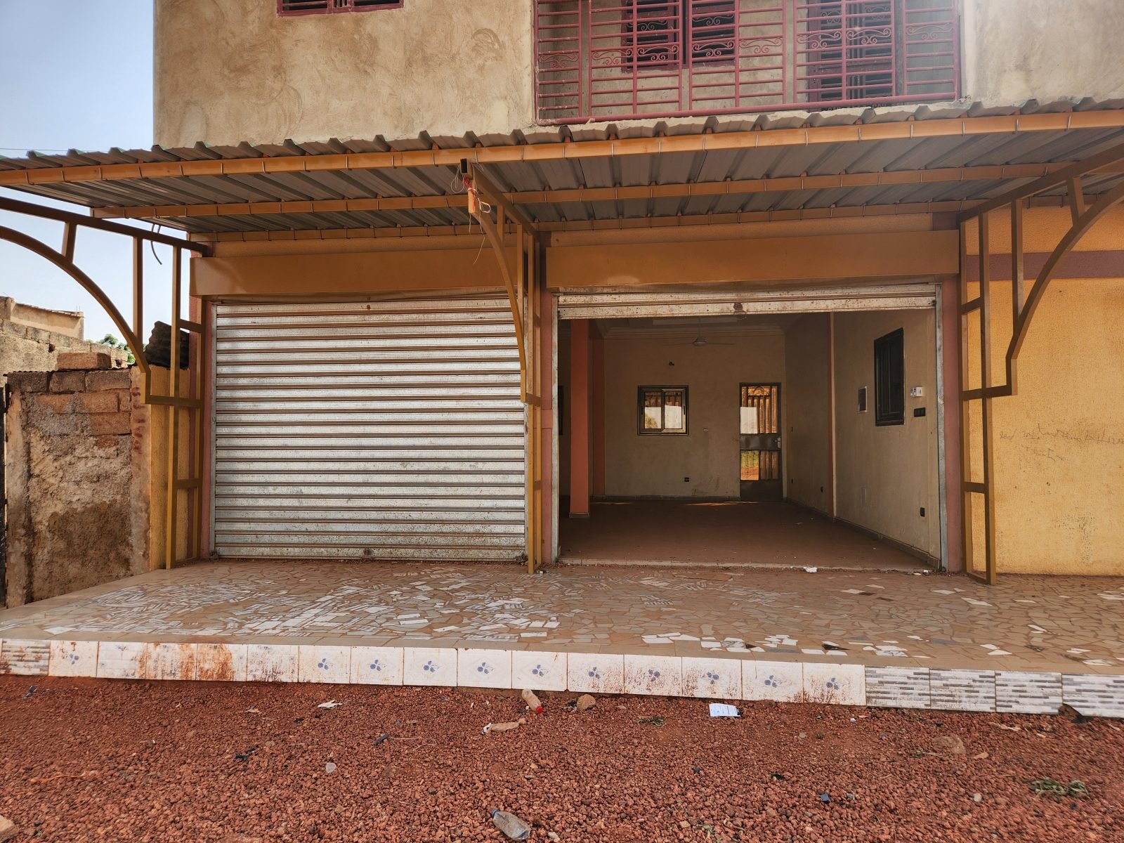 MAGASIN/ TRES GRAND ET PROPRE